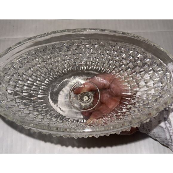 Indiana Glass Diamond Point Oval Butter Dish with Lid 9" x 6" x 5.5" CHIP ON LID - Picture 5 of 7
